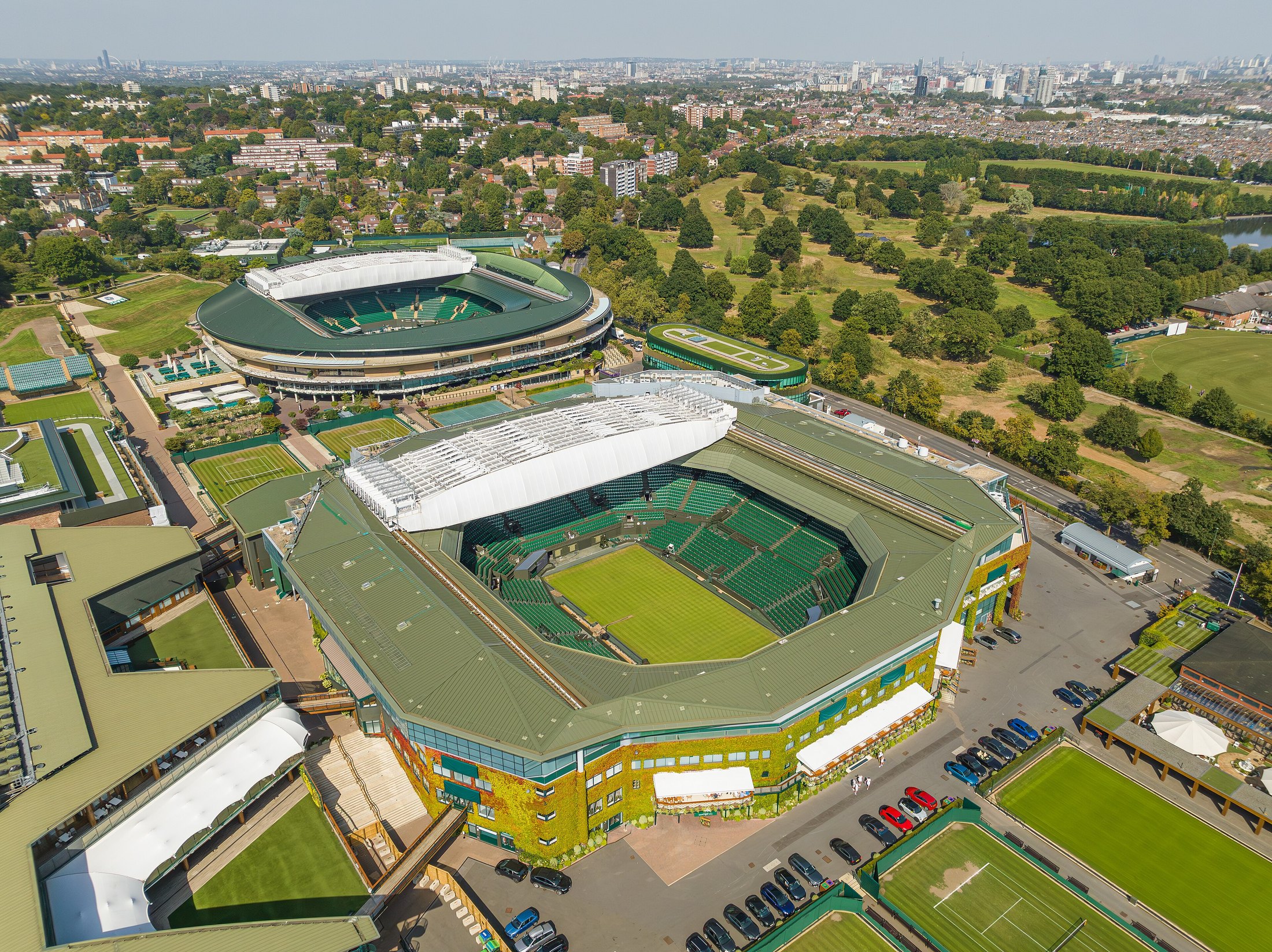 Wimbledon desde el aire: la Centre Court, la No.1 Court y las canchas de hierba alrededor.